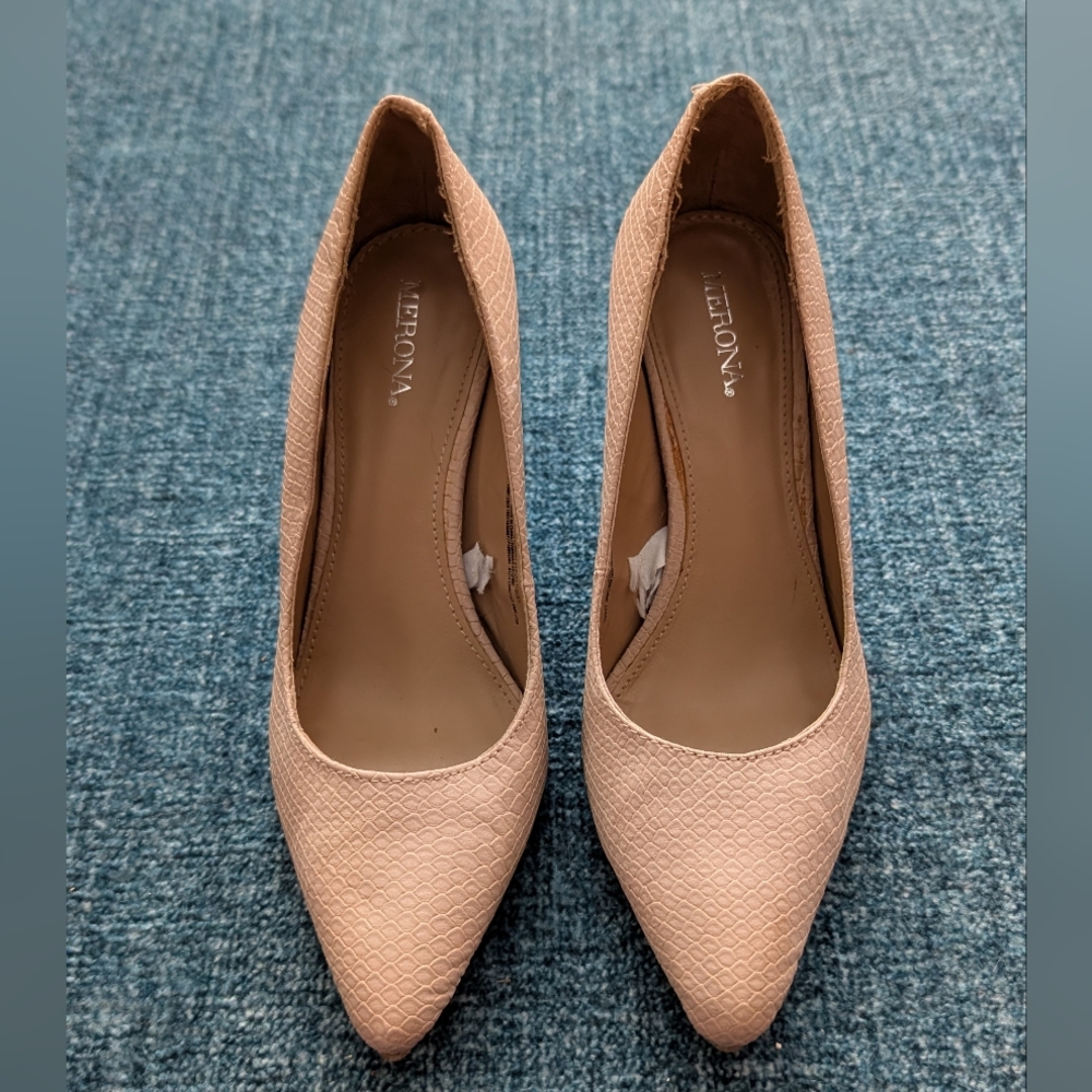 Like new delicate neutral unique Merona pumps Size 5½